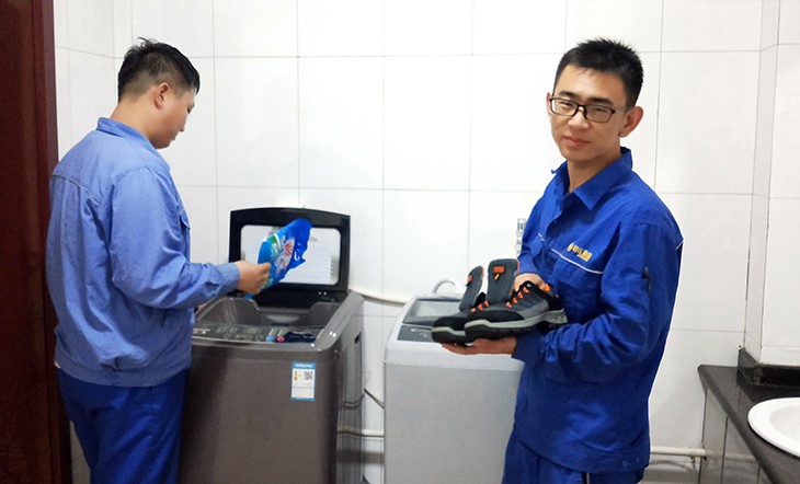 730黨建之窗丨洗鞋機讓員工們快樂起來.jpg 730黨建之窗丨洗鞋機讓員工們快樂起來.jpg